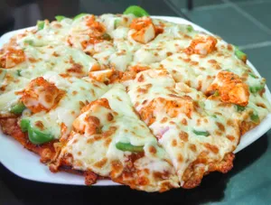 Paneer Chicken Pizza